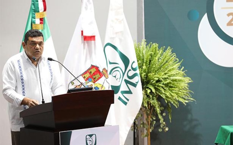 Javier May Rodríguez, gobernador de Tabasco, durante el evento de fortalecimiento de la infraestructura de salud en la entidad, acompañado por Zoé Robledo