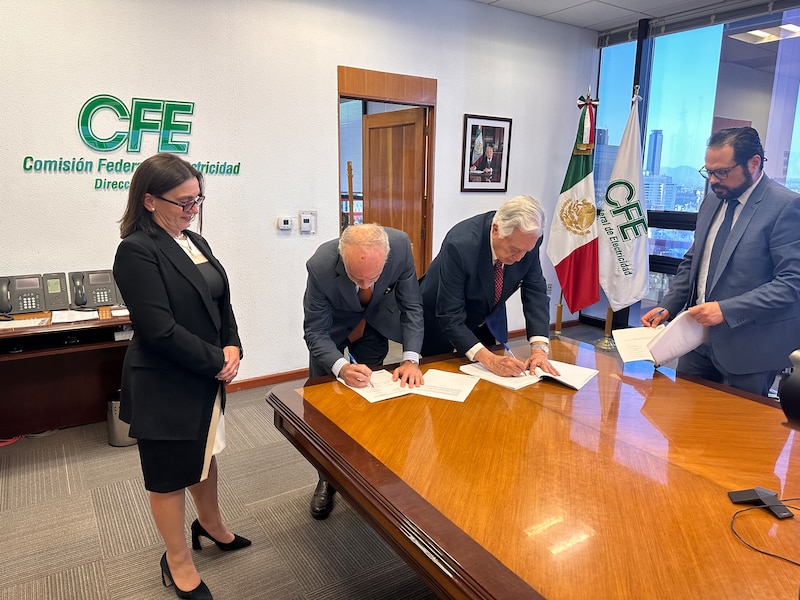Firma de convenio entre la CFE y la empresa X para la construcción de una nueva planta de energía.