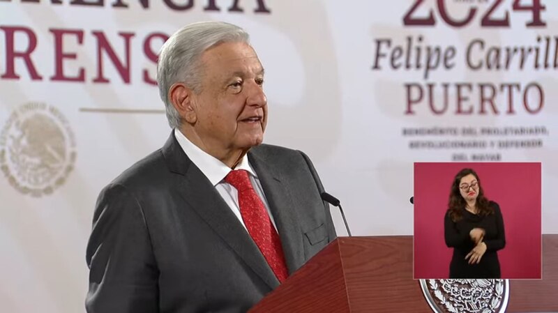 El presidente Andrés Manuel López Obrador da un discurso en una conferencia de prensa.