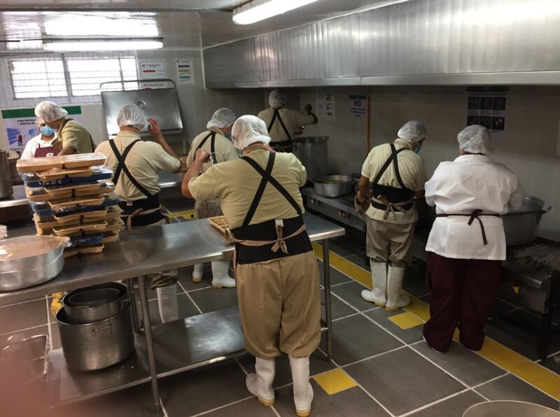 Cocineros en una cocina industrial