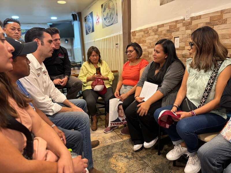 El candidato presidencial Ricardo Anaya se reúne con un grupo de mujeres en un restaurante.