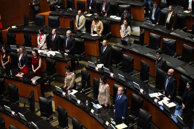Legisladores durante el minuto de silencio en memoria de Violeta Barrios de Chamorro quien fue la primer mujer elegida presidenta de la República de Nicaragua, otorgado en la sesión de la Comisión Permanente en la que se realizaron la presentación de iniciativas por parte de los grupos parlamentarios.