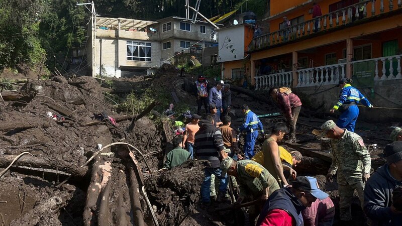 Rescatistas buscan sobrevivientes tras un deslizamiento de tierra en Colombia