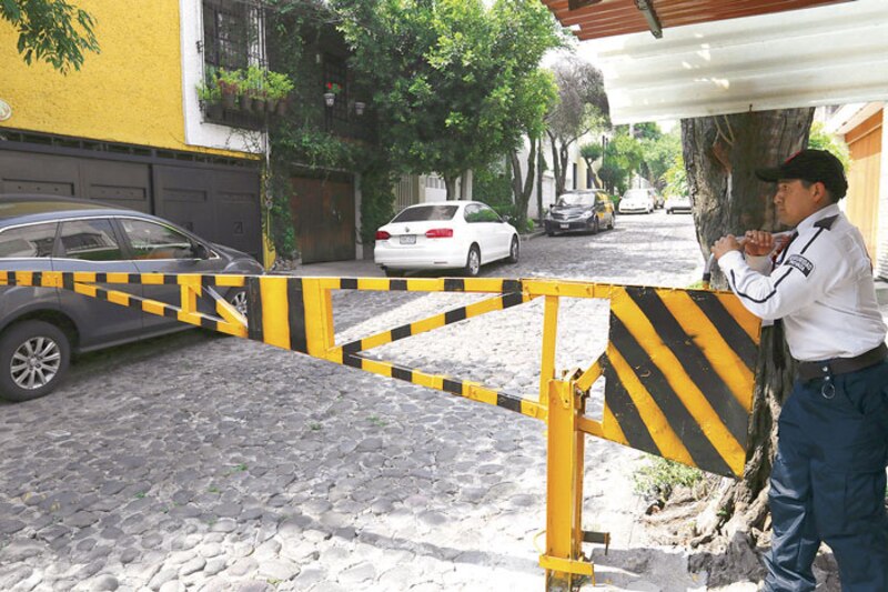 Guardia de seguridad en la entrada de un estacionamiento