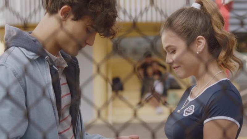 Jóvenes enamorados