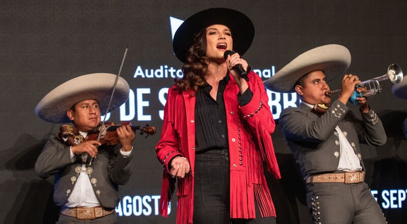 La cantante mexicana Ángela Aguilar cantando en un concierto.