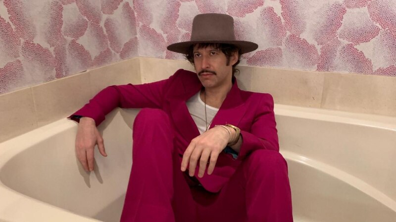El cantante y compositor Ben Kweller se sienta en una bañera con un traje rosa