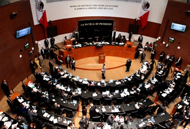 1. Sesión del Congreso de la Unión
2. Diputados y senadores en el recinto legislativo
3. El pleno de la Cámara de Diputados
4. El Senado de la República
5. El Poder Legislativo en México
6. La democracia en México
7. La política en México
8. El gobi