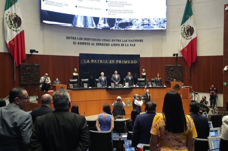 - Sesión en el Congreso de la Unión.