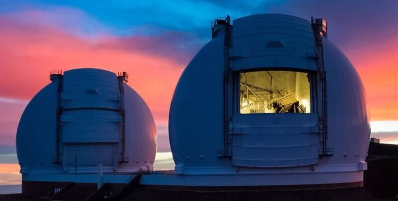 Observatorio astronómico en el crepúsculo