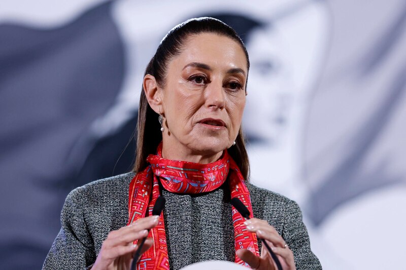 La presidenta de México, Claudia Sheinbaum, habla durante su rueda de prensa matutina este lunes, en el Palacio Nacional de la Ciudad de México