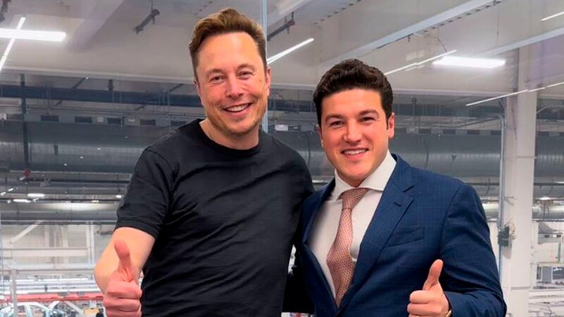 Elon Musk y el presidente de la Comunidad de Madrid, Ángel Garrido, en la fábrica de Tesla en Fremont, California.