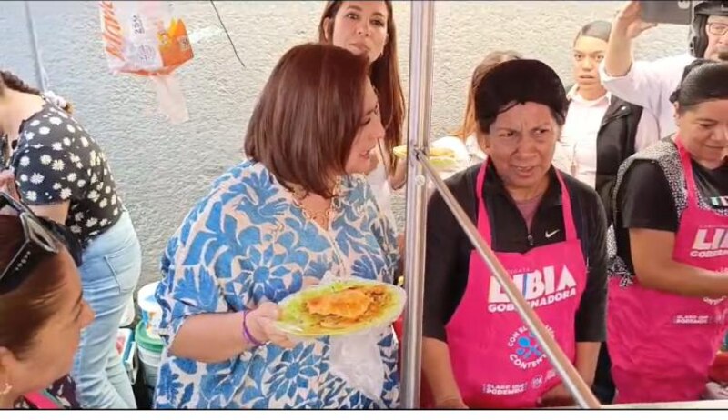 La gobernadora de Colima, Indira Vizcaíno, prueba un platillo típico de la región