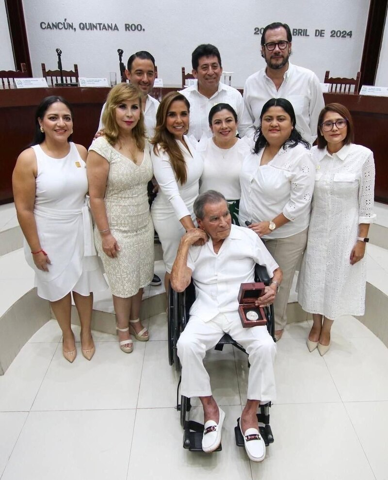 Cancún, Quintana Roo, a 20 de abril de 2024. El presidente municipal de Benito Juárez, Remberto Estrada Barba, encabezó la ceremonia de entrega de la Medalla al Mérito Turístico “Don Pedro Joaquín Coldwell” al empresario Carlos Constandse Madrazo, en reconocimiento a su destacada trayectoria en el sector turístico de Cancún y Quintana Roo.