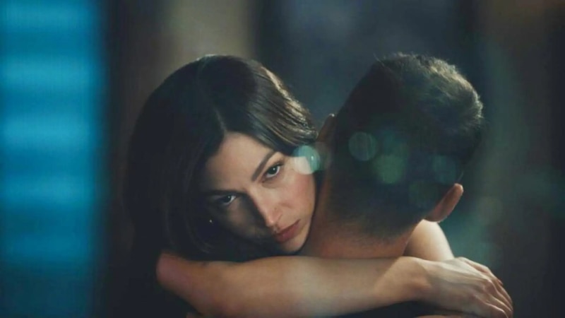 Mujer abrazando a un hombre