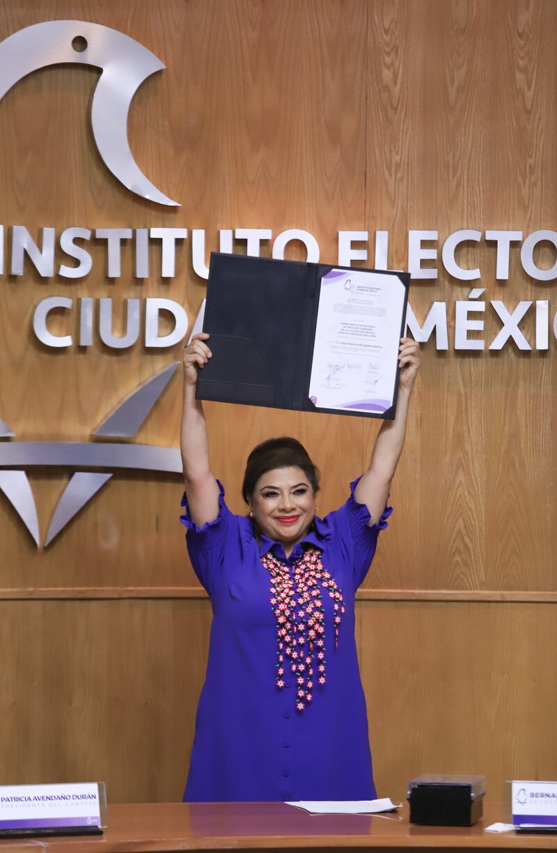 Entrega del Instituto Electoral de la Ciudad de México constancia de mayoría a Clara Brugada