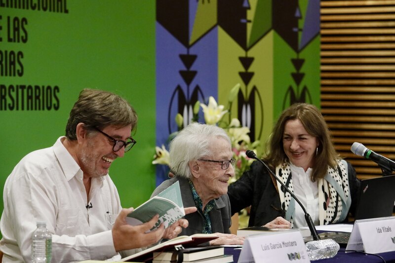 Escritores latinoamericanos en un evento literario