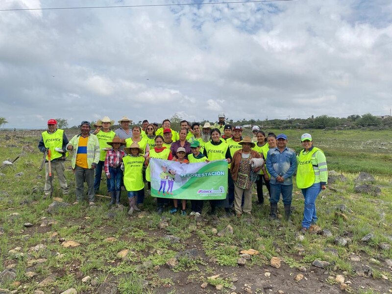 Voluntarios de CEMEX participan en una jornada de reforestación