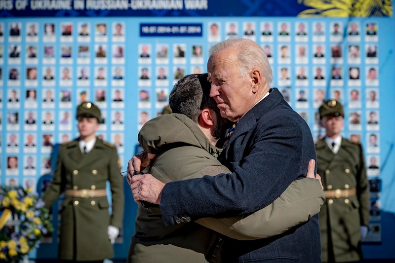 Biden consuela a un soldado ucraniano