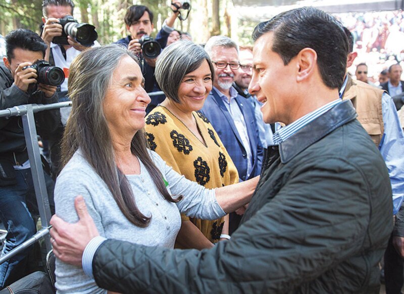 El presidente López Obrador saluda a una mujer indígena en Chiapas