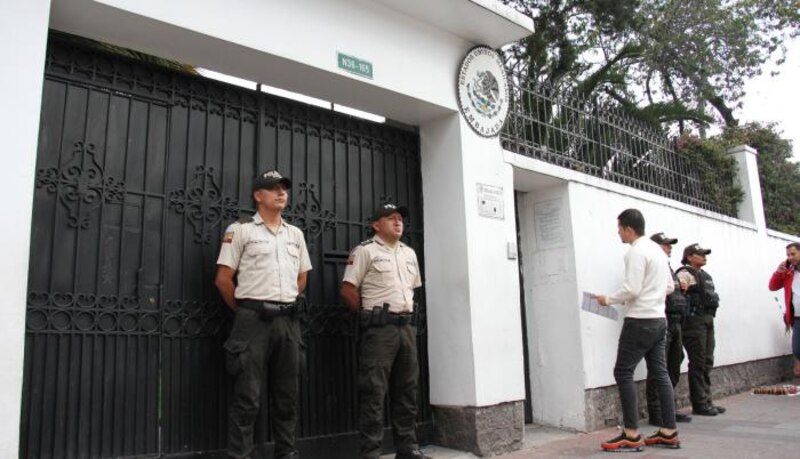 Policías resguardan la entrada de un edificio gubernamental