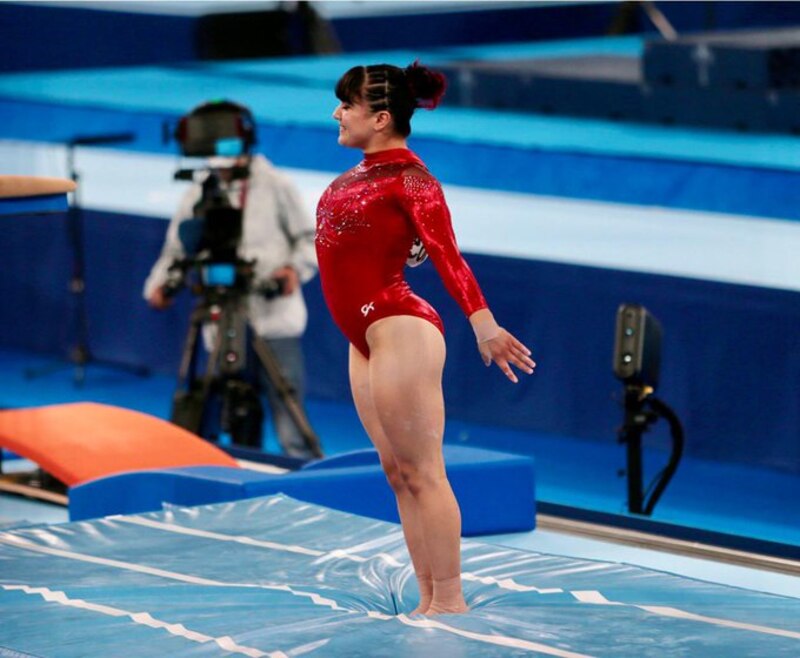 Gimnasta española realiza su rutina de suelo en los Juegos Olímpicos