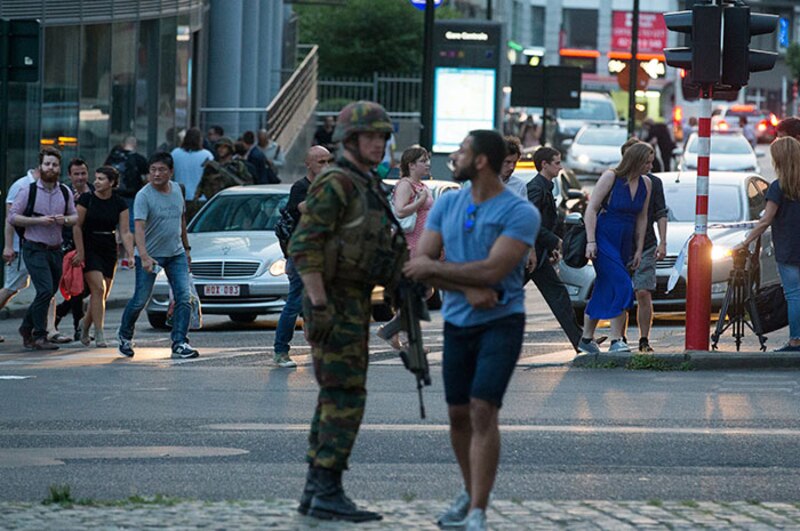Soldado belga patrullando las calles de Bruselas tras los atentados terroristas