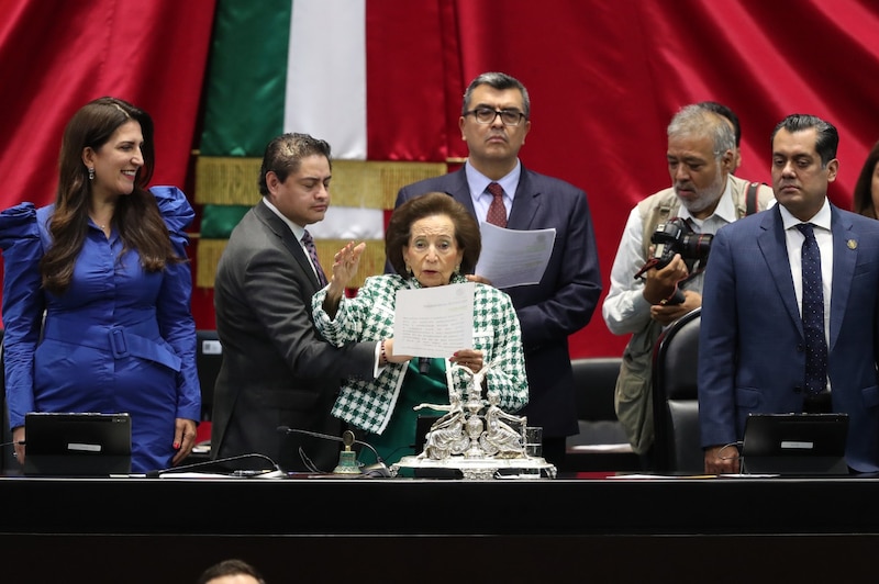 La presidenta de la Cámara de Diputados, Laura Rojas, toma juramento a los nuevos diputados.