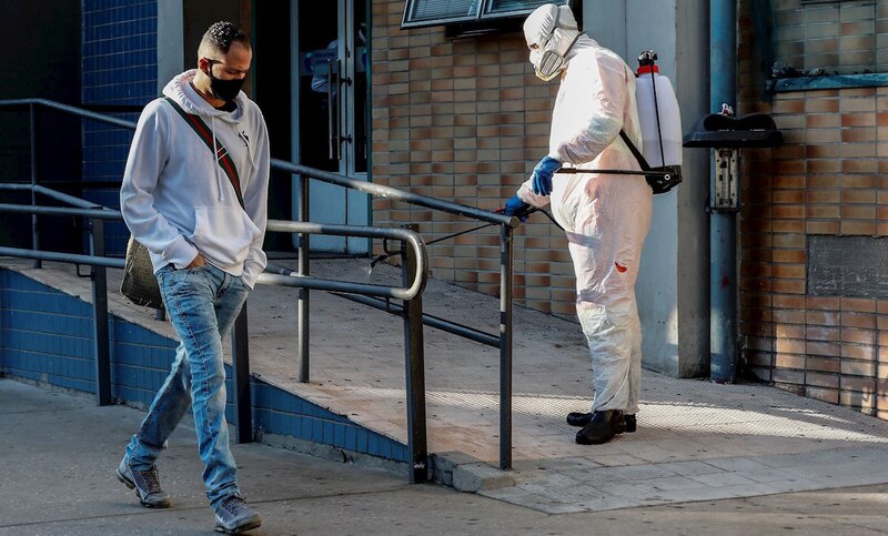 Desinfección de espacios públicos para prevenir el COVID-19
