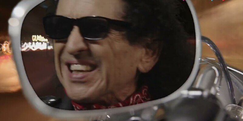 El rockero Bruce Springsteen sonríe mientras conduce su motocicleta