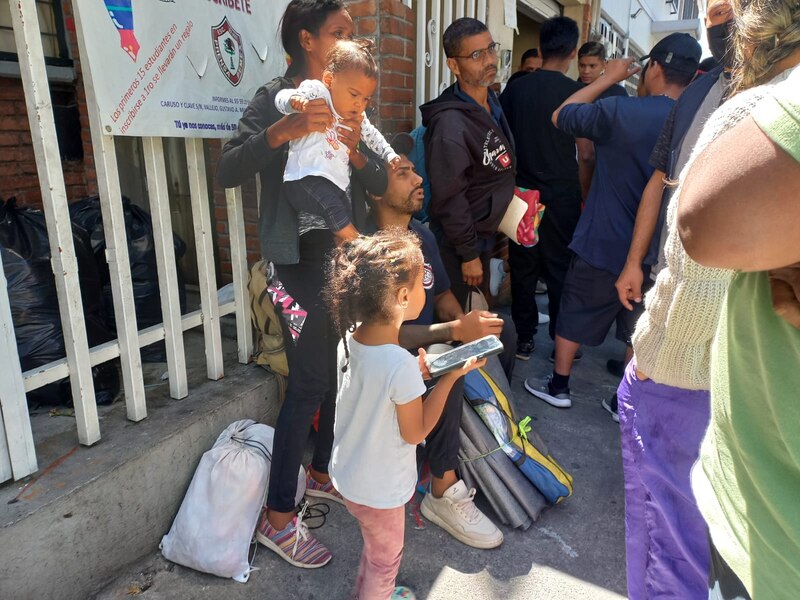 Familias migrantes esperan en la frontera para solicitar asilo