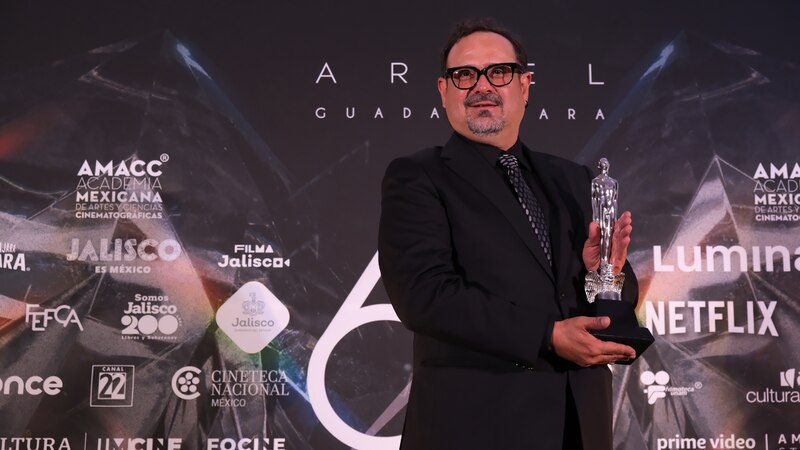 El cineasta Guillermo del Toro recibe el premio Ariel a Mejor Director