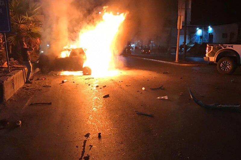 Coche en llamas en la calle
