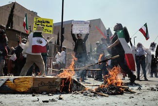 Manifestantes iraníes en CDMX prenden fuego al dios Baal y exigen paz en Medio Oriente