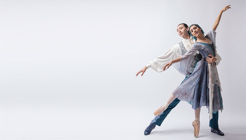 Pareja de bailarines de ballet realizando una pose