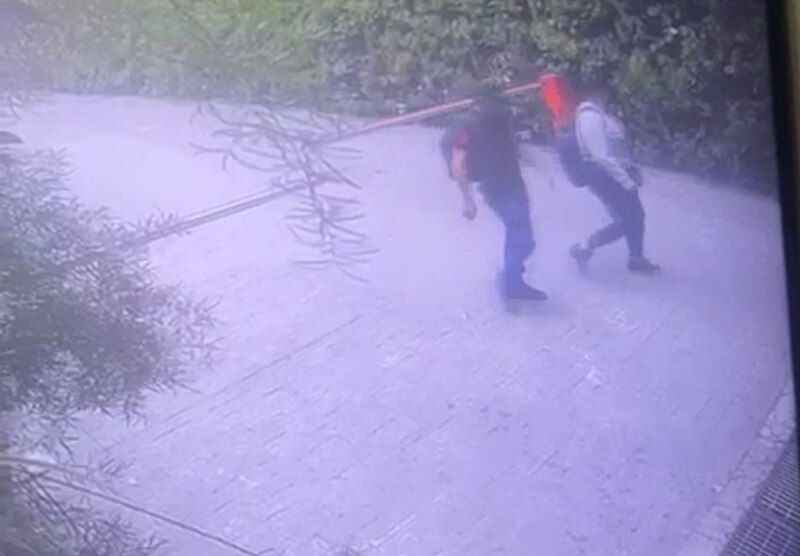 Pelea entre dos hombres en la calle