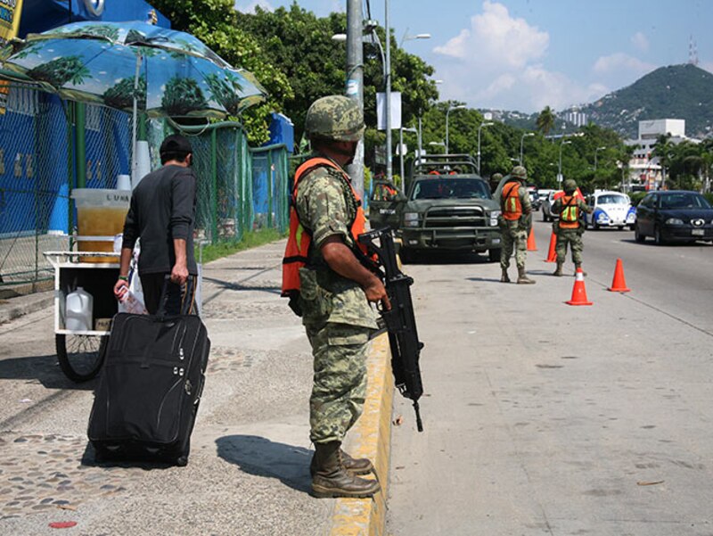 Militar mexicano en la calle