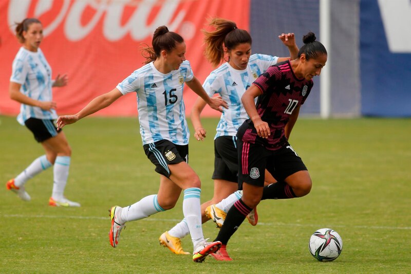 Jugadoras de fútbol femenino en un partido