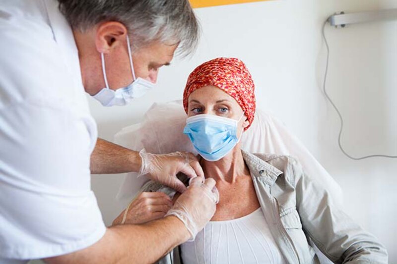 Mujer recibe tratamiento de quimioterapia