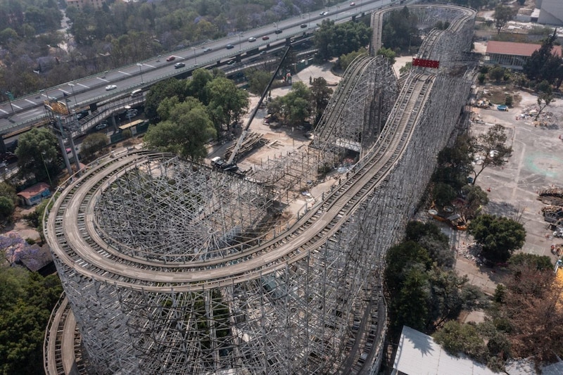 Montaña rusa de madera en un parque de atracciones.