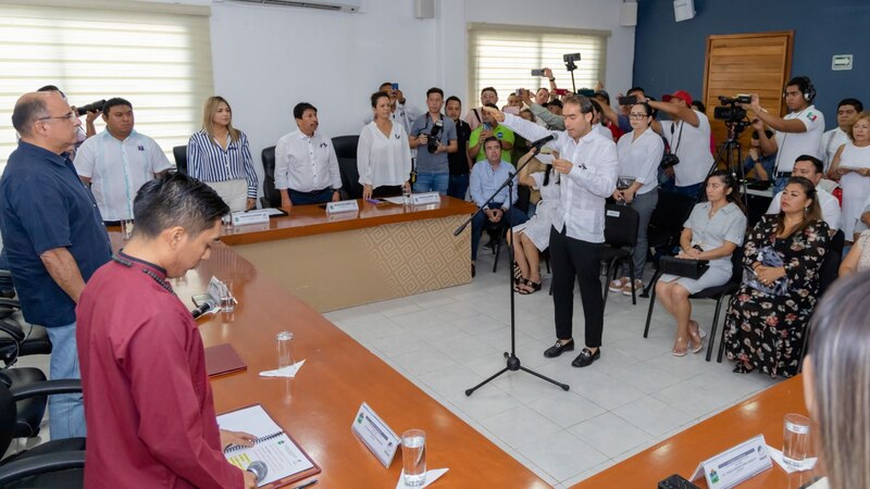 El presidente municipal de Benito Juárez, Santiago Carrillo, encabeza la ceremonia de entrega de apoyos a emprendedores.