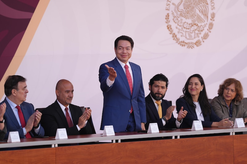 Mario Delgado Carrillo en el 112 aniversario de la Marcha de la Lealtad, celebrado en Chapultepec