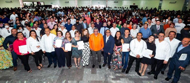 Entrega de títulos a nuevos docentes en el estado de Jalisco