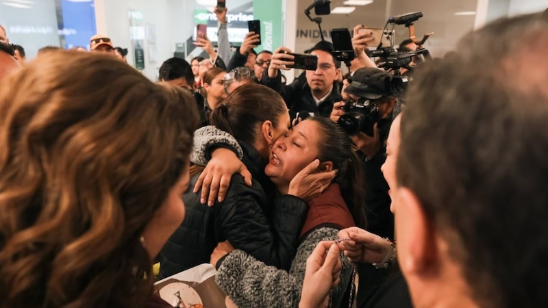 Conmovedor reencuentro entre madre e hija separadas por la frontera