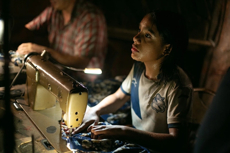 Niña cosiendo a máquina en un taller clandestino