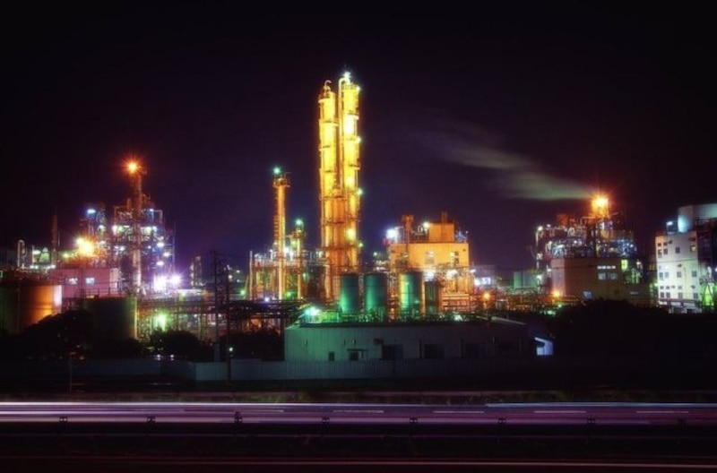 Refinería de petróleo en la noche
