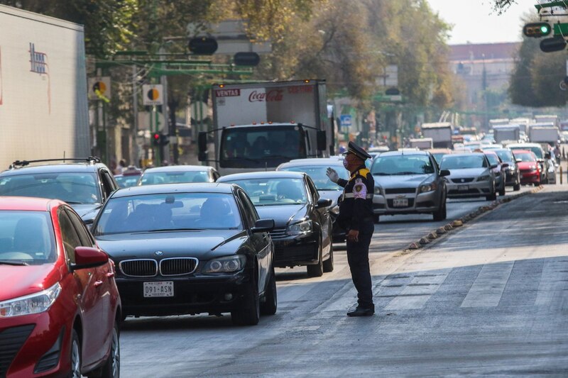 Un policía dirige el intenso tráfico en Eje Central. Desde el día de ayer esta vigente la Fase 1 de la Contingencia Ambiental por los altos índices de contaminantes.