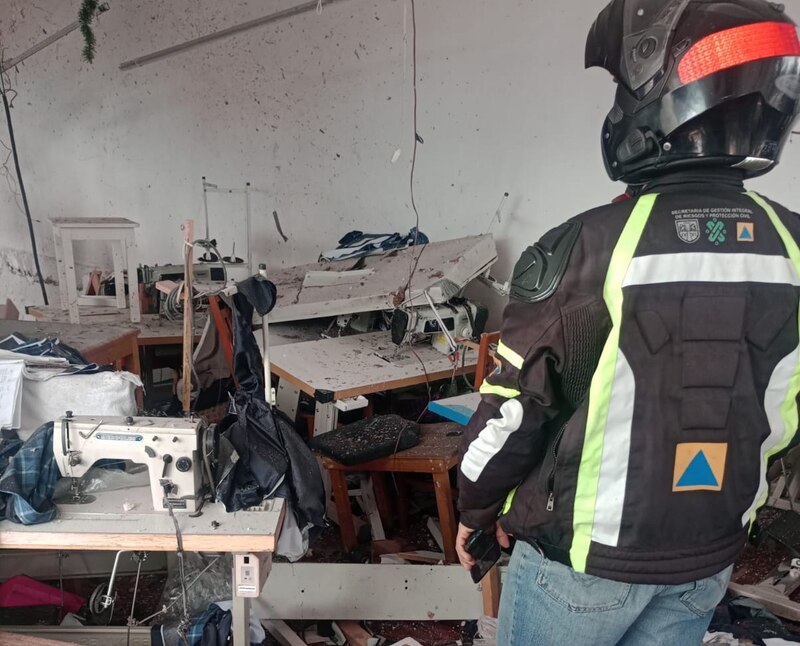 Rescatista en un taller de costura destruido por una explosión