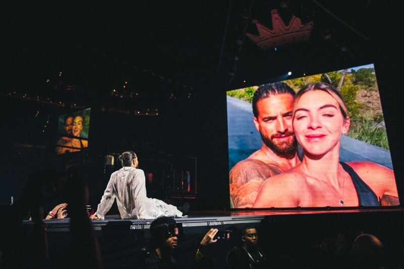 Karol G y Anuel AA se besan en concierto