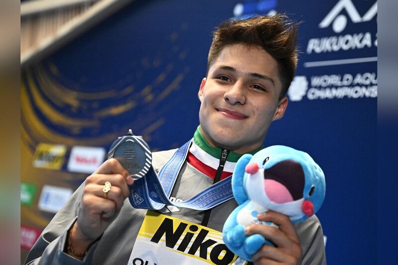 ¡El nadador italiano Thomas Ceccon, de 21 años, ganó la medalla de plata en los 100 metros espalda masculinos en el Campeonato Mundial de Natación de Fukuoka 2023!